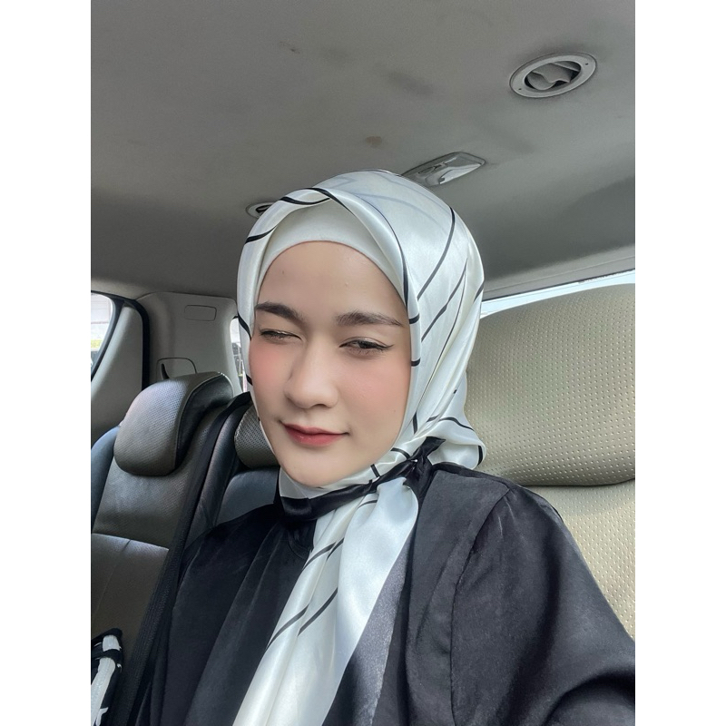 Satin bawa ผ้าคลุมสามเหลี่ยมซาติน หรูหรา ขนาด 90*90