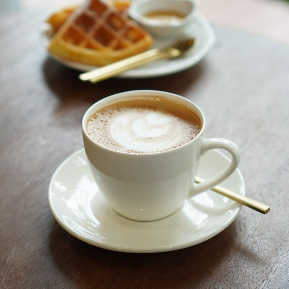 ถ้วยกาแฟเซรามิค ทรงคลาสสิคที่นิยมใช้ในร้านกาแฟ และ โรงแรม ดีไซน์ที่เรียบหรู เป็นยอดนิยมตลอดกาล