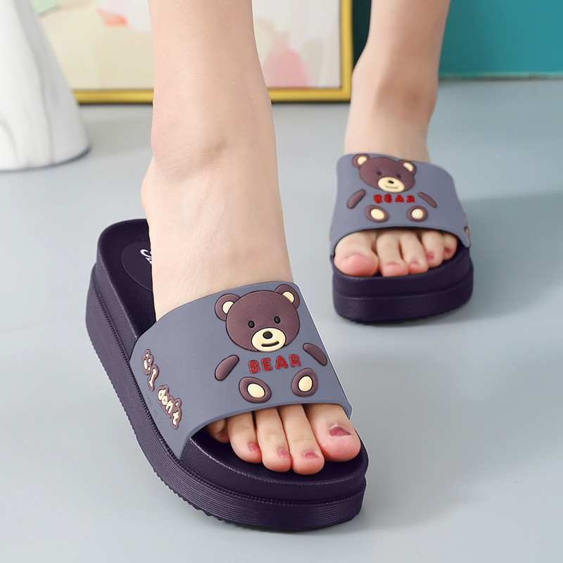 Amazy ที่สุดในรุ่น รองเท้าแตะแฟชั่นผู้หญิงแบบสวม พื้นหนา 1.5 นิ้ว ทรงสวย ใส่สบาย ด้านหน้าเป็นลายน้องหมีสุดน่ารัก