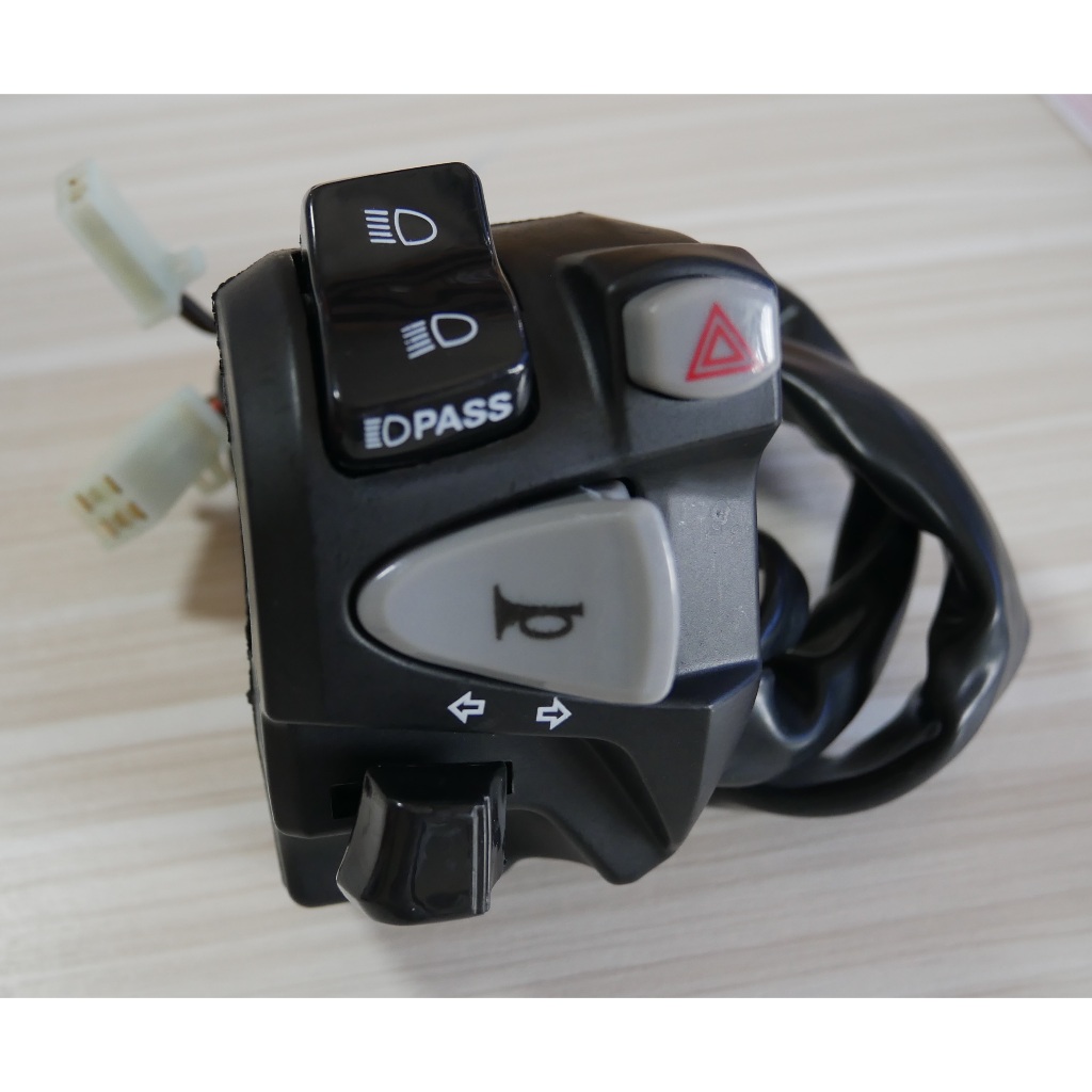 ประกับแฮนด์ซ้าย CBR , มีไฟผ่าหมาก , ไฟpassสูง , งานเกรด AAA , แปลงใส่ได้ทุกรุ่น , ไฟ 12V