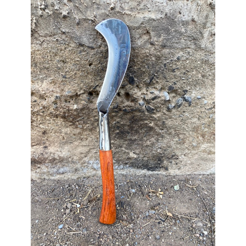 มีดพร้าขอ นกกลาง พร้อมด้ามไม้ประดู่ ยาวรวมด้าม 21 นิ้ว ใบมีดทำจากเหล็กแหนบแท้สวยคมทนแข็งเเรงสามารถฟันไม้ได้