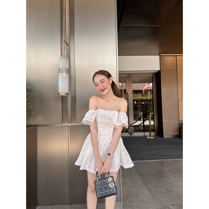 Ppickme•เดรสสั้นแต่งระบายอก2ชั้นแทรกผสมผ้าแก้ว ซิปหลัง สายเดี่ยวร้อยเเละผูกโบว์เอง