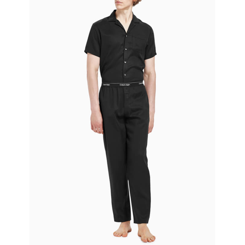 CK Calvin Klein กางเกงขายาวผู้ชาย ทรงหลวม สีดำ รุ่น NM1822AD กางเกงใส่นอน ใส่เดินเล่น ของแท้ 100% มือ1 ของใหม่ ป้ายครบ