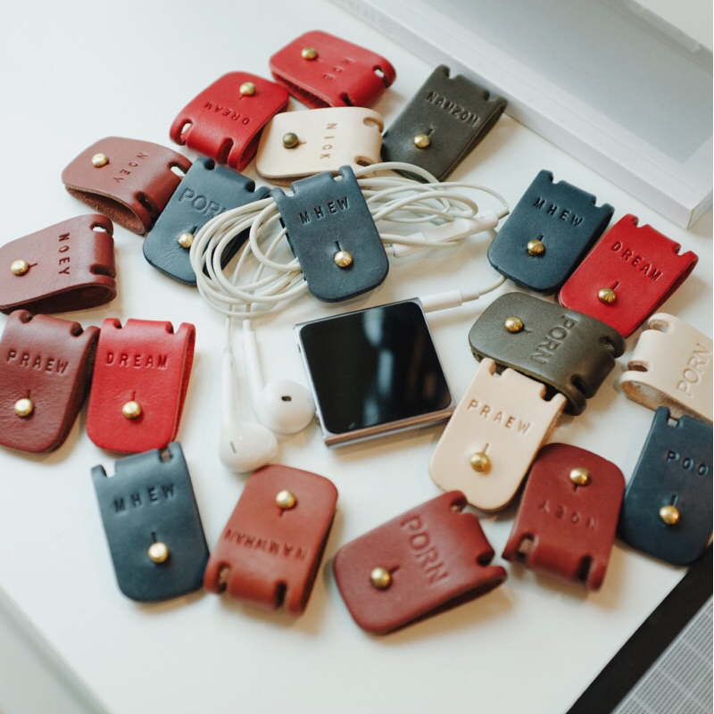 ที่รัดสายชาร์จ สายหูฟัง ที่พันเก็บสาย หนังแท้ ปั๊มชื่อได้ | Leather Cord Organizer