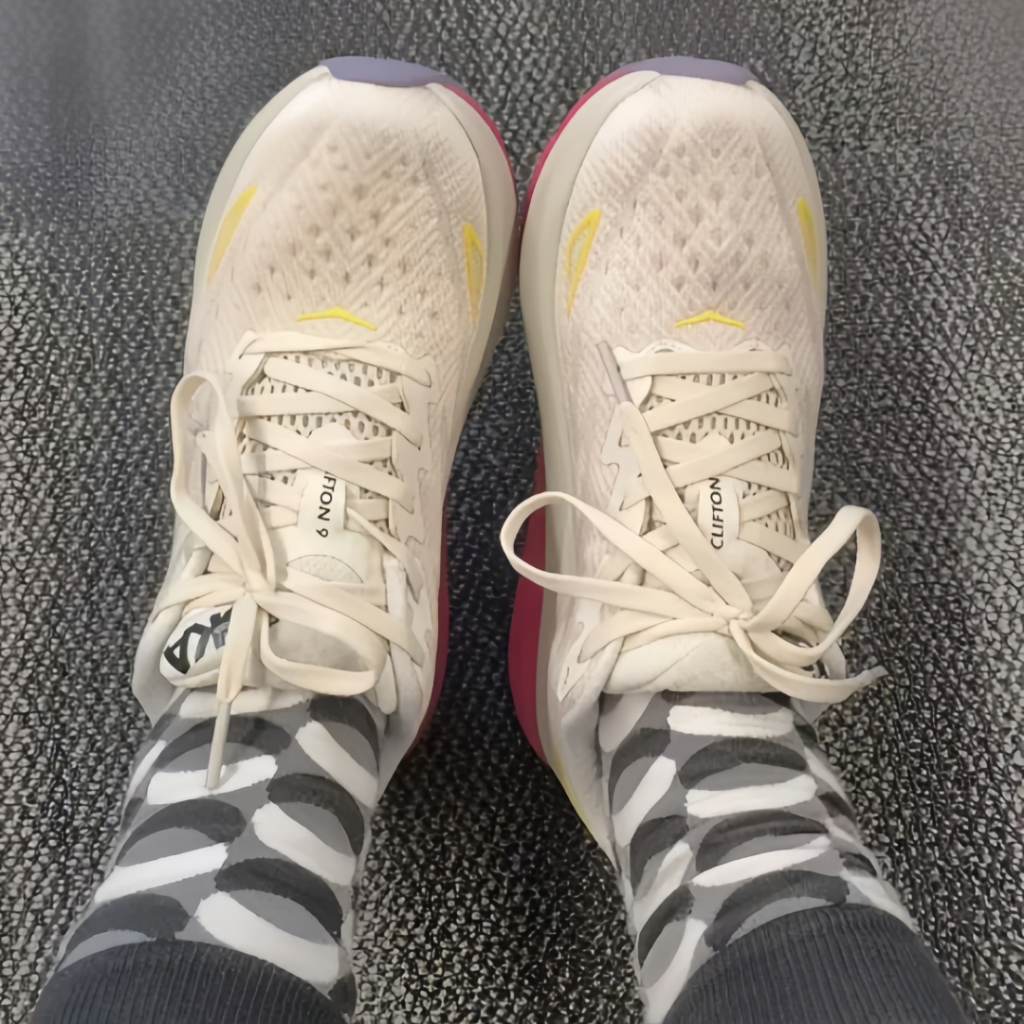 HOKA ONE ONE Clifton 9 รองเท้า ของแท้ 100 % เอคน๊อคแชมเปญขาว