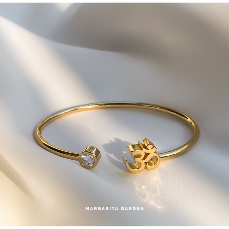 [กำไลโอมผ่านพิธีพราหมณ์] Margarita Premium Hollow Om with Diamond Open Bangle