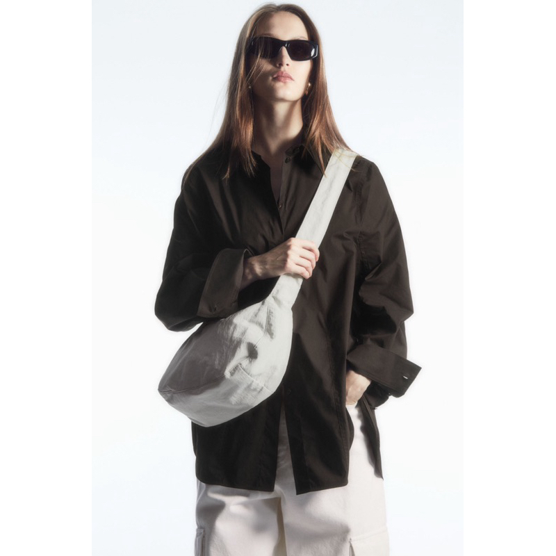 (มีcodeลด 30% : สูงสุด 600) ของแท้ สีดำพร้อมส่ง Cos bag - กระเป๋า Cos Nylon crossbody saddle bag (Cos saddle bag)