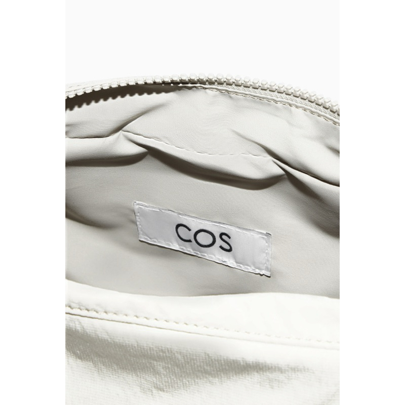 (มีcodeลด 30% : สูงสุด 600) ของแท้ สีดำพร้อมส่ง Cos bag - กระเป๋า Cos Nylon crossbody saddle bag (Cos saddle bag)