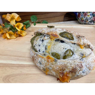 Olive / Jalapeño & Cheddar Cheese Sourdough Bread ขนมปังซาวโดว์ 600-630g อบใหม่ๆ ทุกออเดอร์