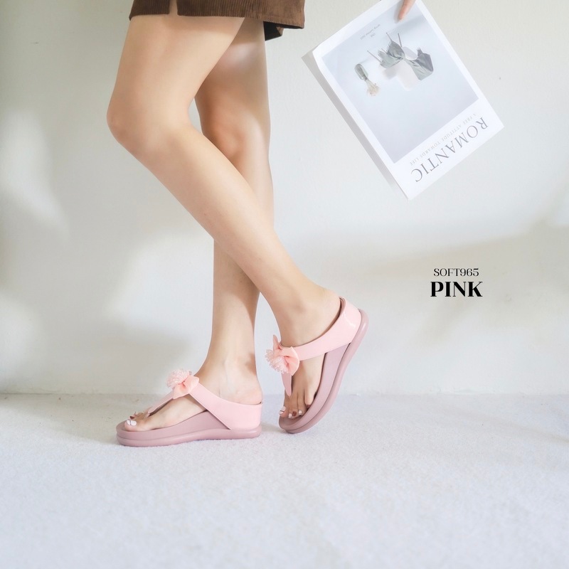 Softchu รุ่น SOFT965 👠  รองเท้าสุขภาพพื้นนิ่มสายหูคีบหน้าโบว์ไตล์ไฮโซสุดหรู ความสูง2.3 นิ้ว