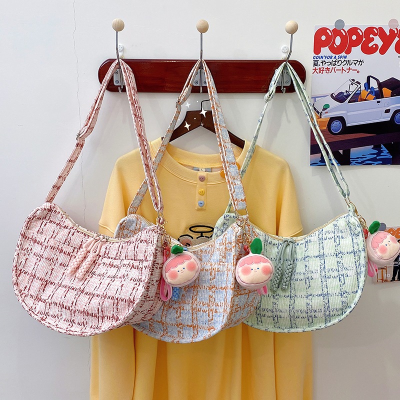 B-365 พร้อมส่ง กระเป๋าสะพายข้าง กระเป๋าผ้ากำมะหยี่สำหรับผู้หญิง สไตส์นี้เท่มาก 3สี(ไม่มีจี้ห้อยกระเป๋า)