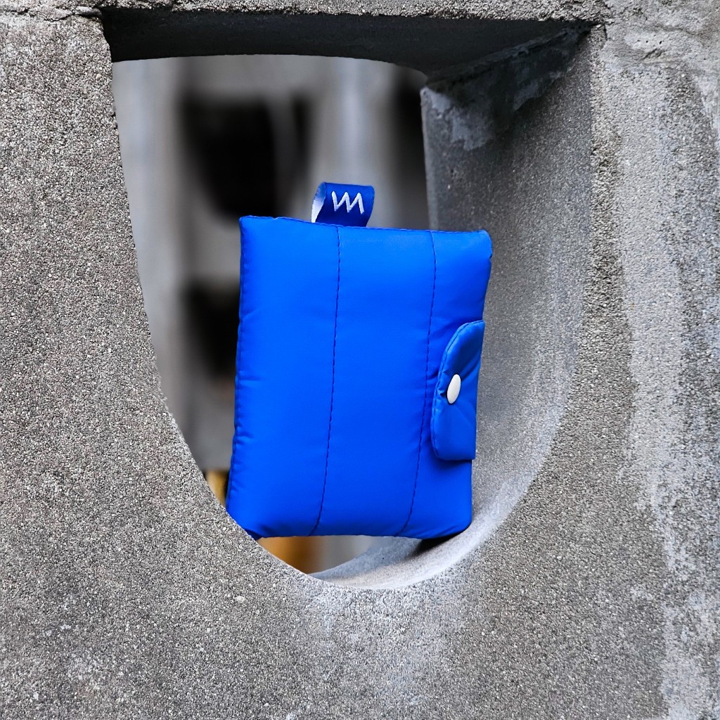 Hukmum Bubble wallet Blue : กระเป๋าสตางค์ใบเล็ก มีช่องใส่เหรียญ แบงค์ บัตร 'มี 13 สี'