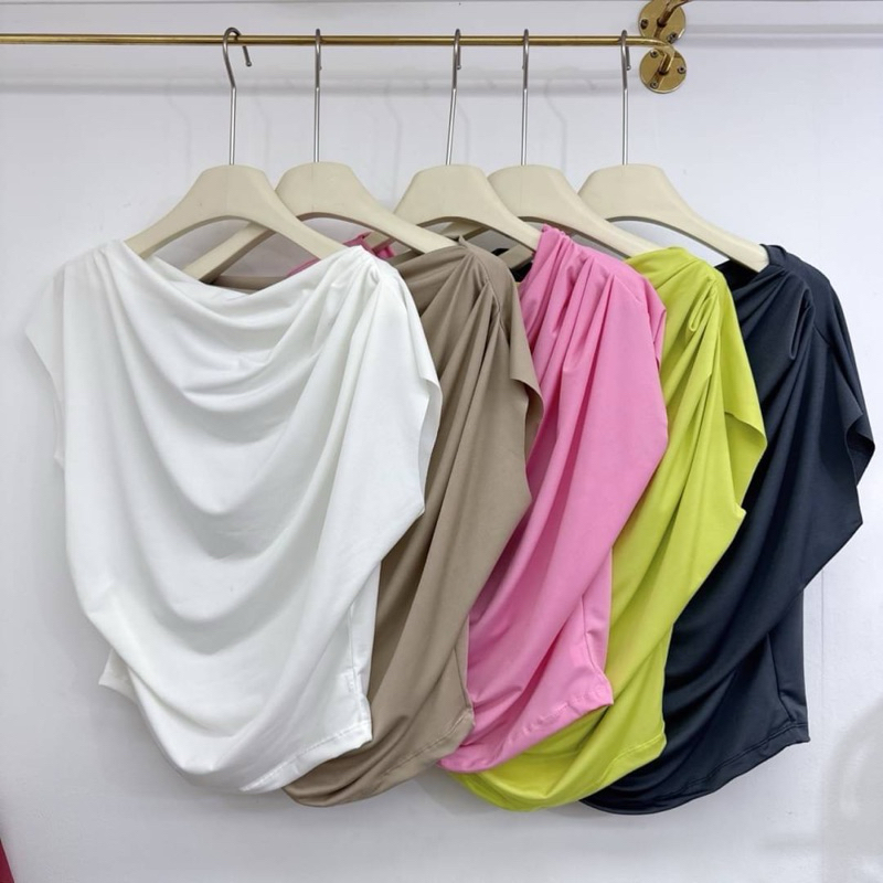 เสื้อไหล่จีบ ทรงปาดไหล่ ใส่ได้หลายแบบนะคะ ทรงเป็นคอถ่วงเลเยอร์สวยมากจับจีบช่วงสะโพกทำให้ดูหุ่นดี ใส่ง่ายสบาย ชิลๆๆ