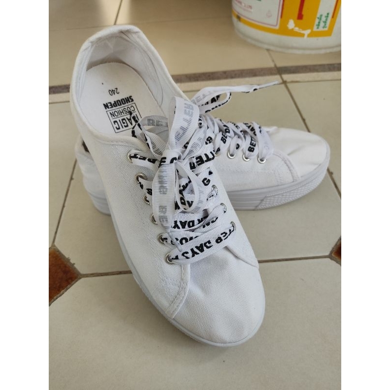 รองเท้าผ้าใบ Shoopen ไซส์ 37 สวย น่ารัก สีขาว