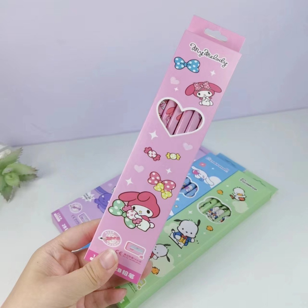 ดินสอไม้ 2B (12แท่ง) + กบเหลาดินสอ ลายการ์ตูน คุโรมิ มายเมโลดี้ ชินนาม่อนโรล โปชาโกะ