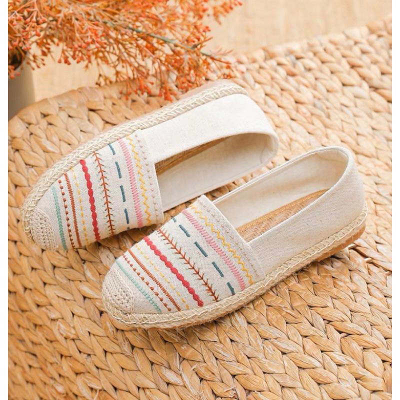 [พร้อมส่ง ] รุ่น candy strip  รองเท้างานปักลายใหม่ลาสุด ปักลายเส้นบนผ้า เรียบๆ แต่น่ารัก (แถมถุงเท้า1คู่ )