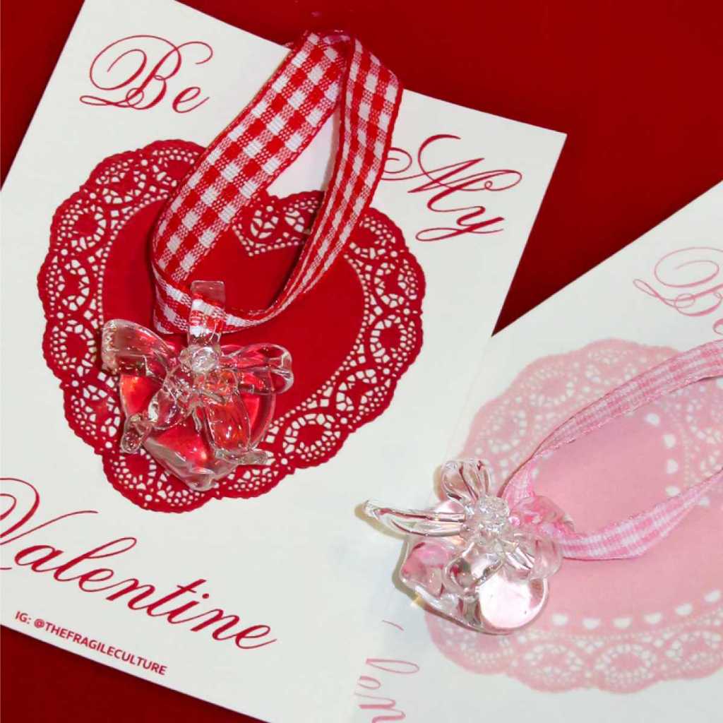 Kiki heart Necklace (Heart-shaped glass tied with a mini bow)