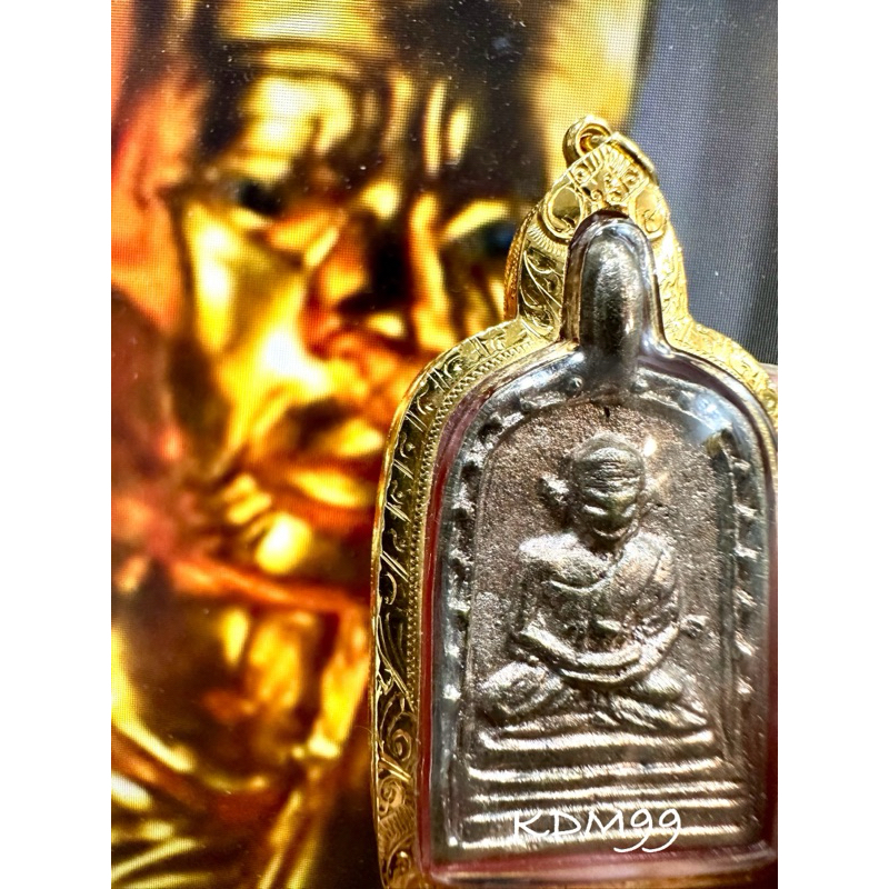 เหรียญหล่อหลวงพ่อไปล่ จอบพิมพ์ใหญ่รุ่น 3 วัดกำแพง ปี2555 เนื้อนวะ  ผิวขึ้นพรายเงิน สวยจัด เลี่ยมทองแ