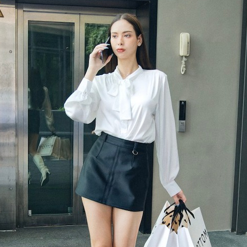 MOTTOM - Olivia เสื้อเบลาส์คอผูกโบว์ผ้าไหม