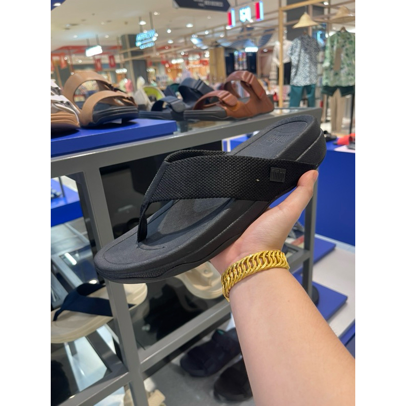 FITFLOP SURFER รองเท้าแตะแบบหูหนีบผู้ชาย รุ่น AQ2 สีดำ หูหนีบชายสีดำ