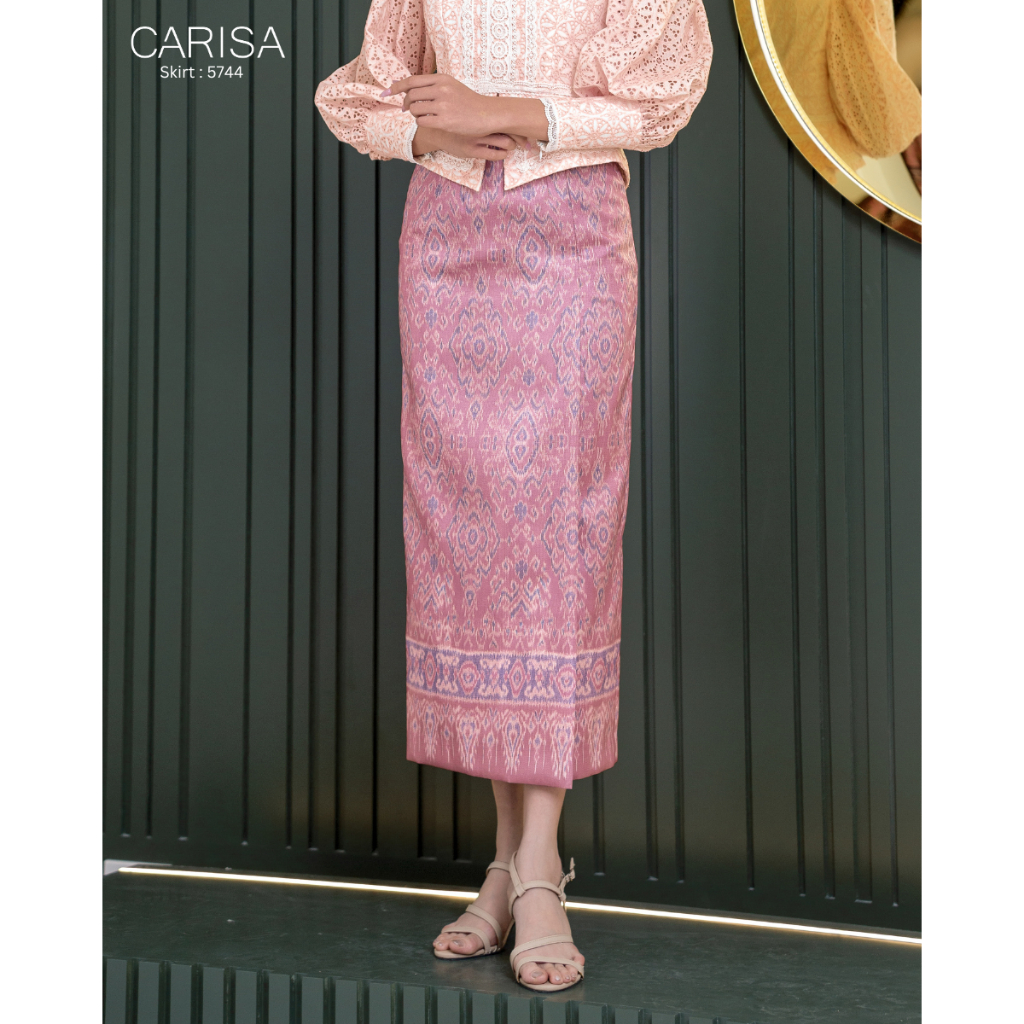 Carisa ผ้าถุงสำเร็จพร้อมใส่ พิมพ์ลายไทย ผ้าไหมเนื้อนิ่มทอพิเศษเฉพาะของทางร้านเท่านั้น ทรงสวยเป๊ะ  [5744]