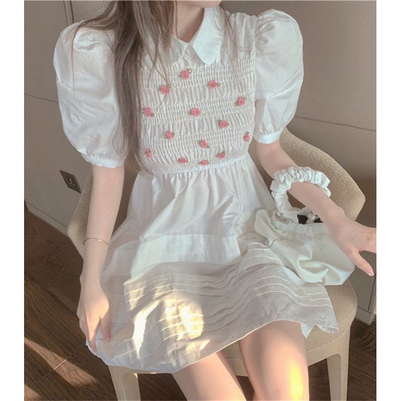 มินิเดรสสั้นสีขาว สม็อคหน้าอก
