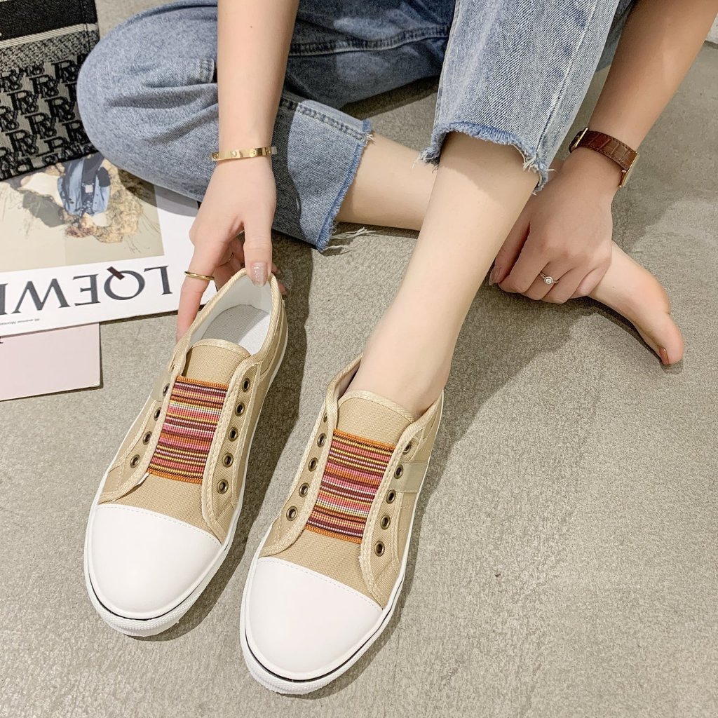 SALE รองเท้าผ้าใบส้นแบนของผู้หญิง สบายและระบายอากาศได้ดี นิ้วเท้ากลมและพื้นรองเท้าหนา การออกแบบวงยืดหยุ่น สีตัดกัน