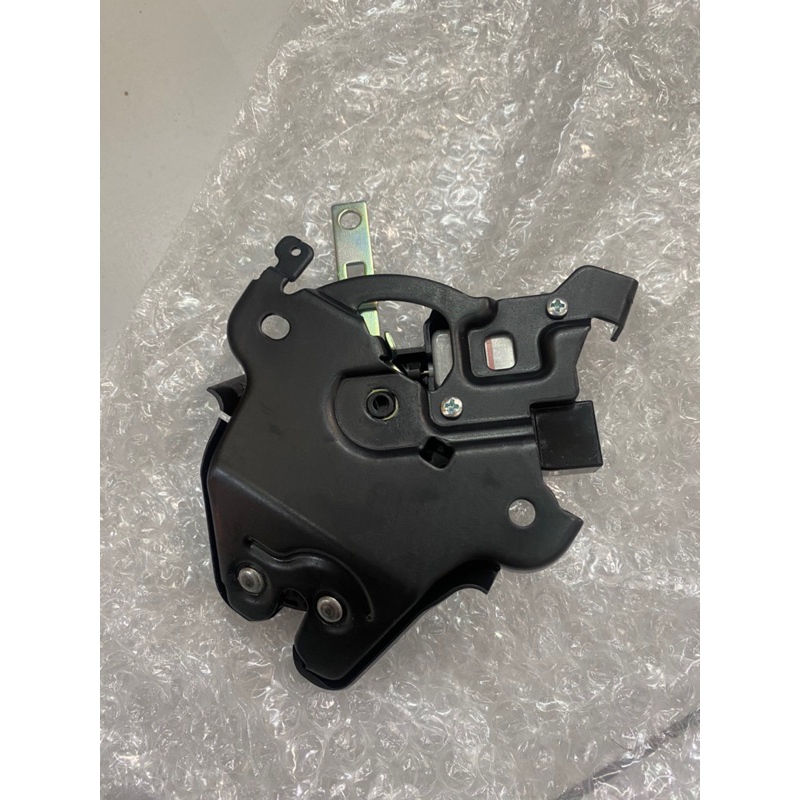 กลอนฝาท้าย มาสด้า2 skyative 4ประตู แท้ศูนย์ กลอนฝาปิดท้าย - รูปที่ 3