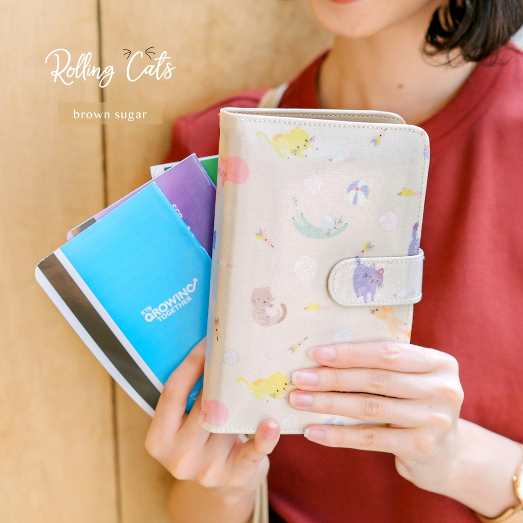 Bookbank Holder กระเป๋าใส่สมุดธนาคารผ้าเคลือบกันน้ำ ลายแมวRolling Cats ( สีน้ำตาล brown sugar )