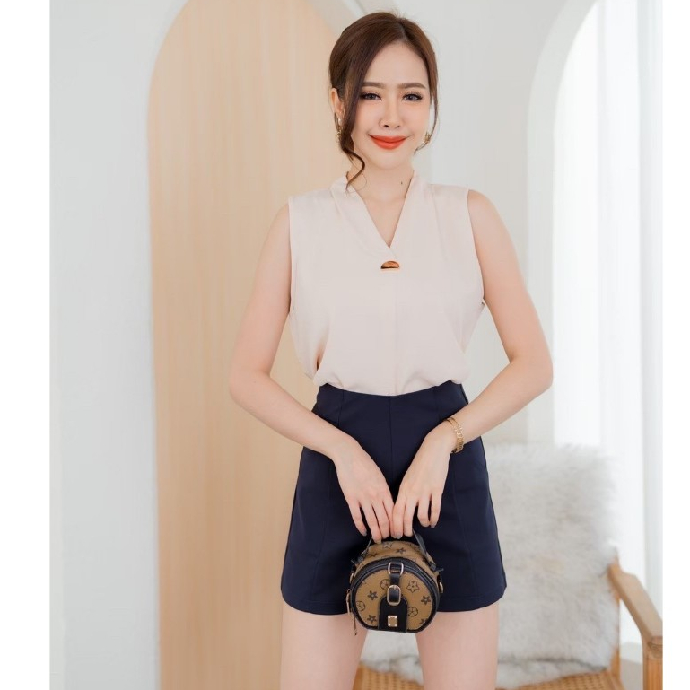 เสื้อคอวีแขนกุด เนื้อผ้าเกาหลี ใส่ข้างในสูทได้ แต่งบัคทองเพิ่มความหรูหรา เสื้อทำงานแขนกุดสไตล์ เกาหลี