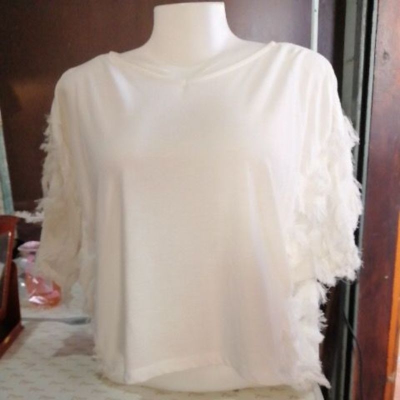 เสื้อยืดแฟชั่นมือสอง​ สีขาว​ แต่งแขนขนนก