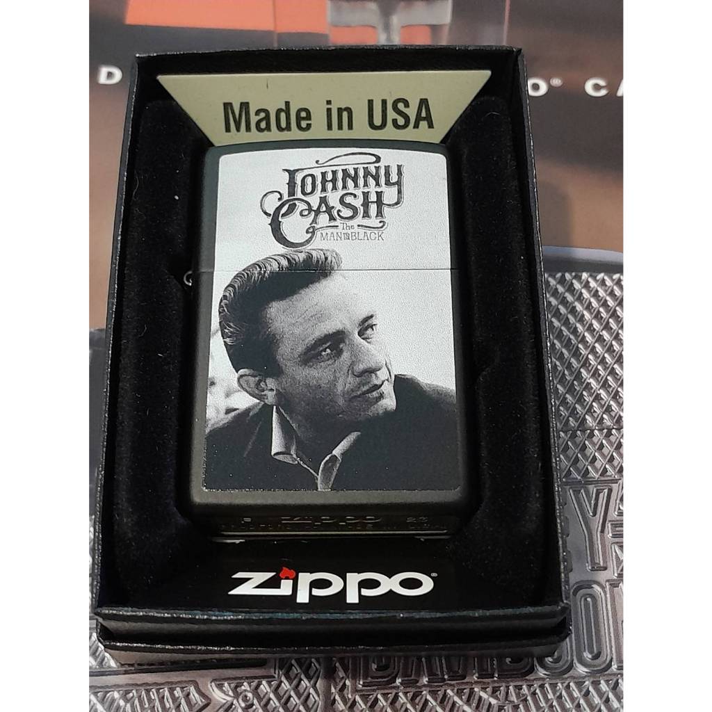 ZIPPO 48990  JOHNNY CASH BLACK MATTE COLOR IMAGE  สีดำลายแบบสกรีน รูป JOHNNY CASH   ของใหม่ไม่ผ่านกา