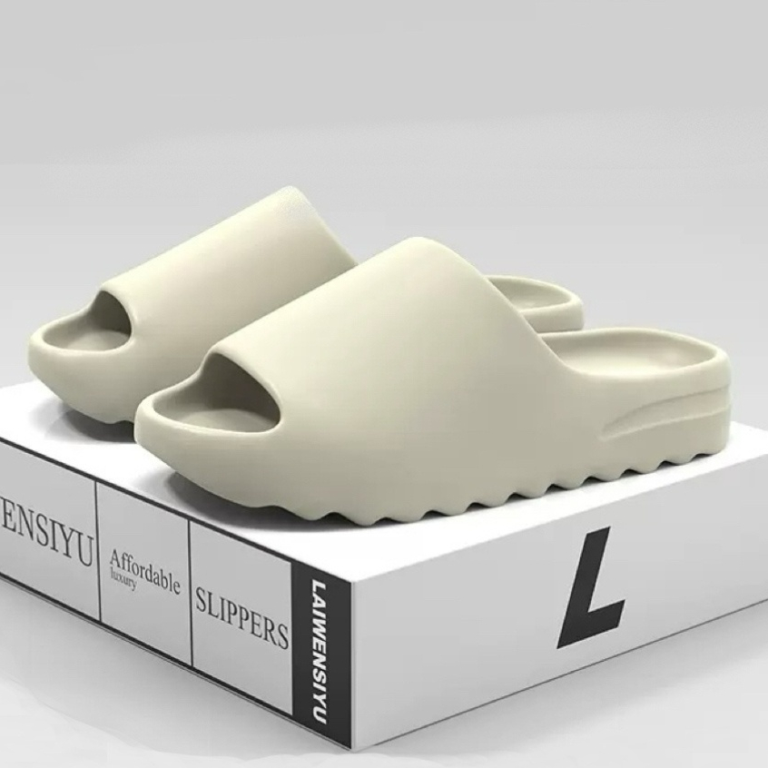 【บางกอกสปอต】yeezy รองเท้าแตะลําลอง สวมใส่สบาย หลากสี แฟชั่นฤดูร้อน สําหรับผู้ชาย และผู้หญิง