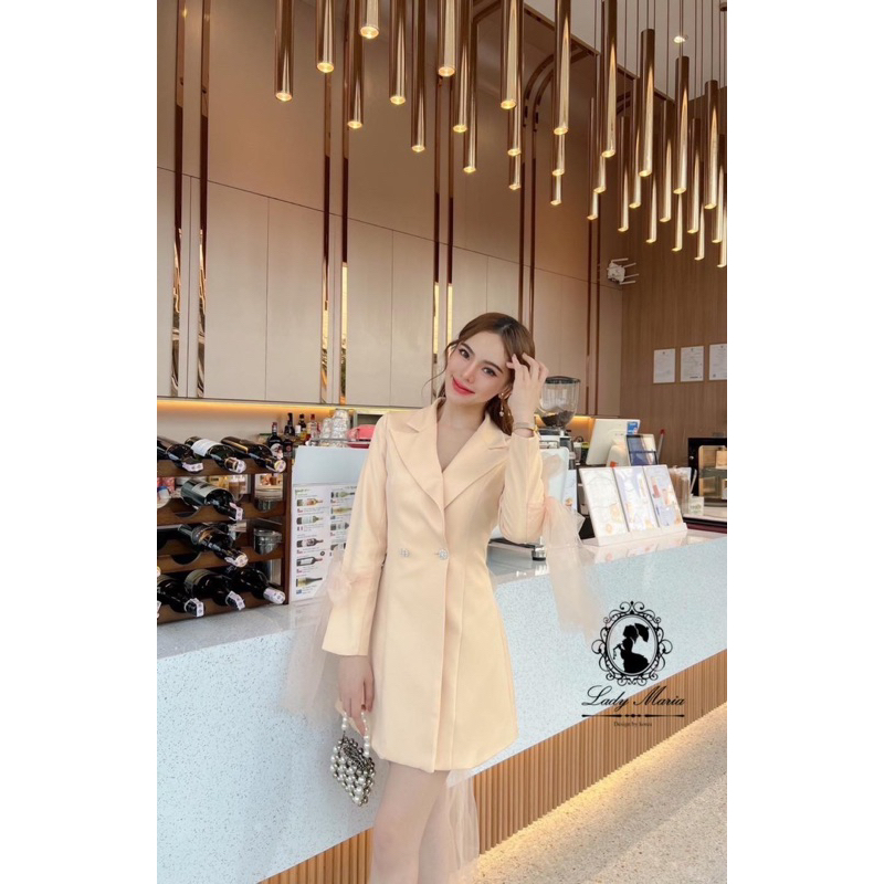 มินิเดรสครีม ทรงสูท แขนยาว มีโบว์ให้ผูกด้านหลัง และปลายแขน เรียบหรูและมีความอลังในตัว ซับในทั้งชุด
