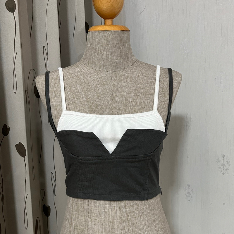 เสื้อครอปสายเดี่ยว จากร้าน MELT.INMOMENT