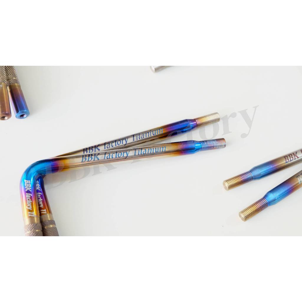 ของแต่งรถ Toyota Hilux Champ กลอนล็อคประตู แบบเงา ไทเทเนียมแท้ [BBK Factory]