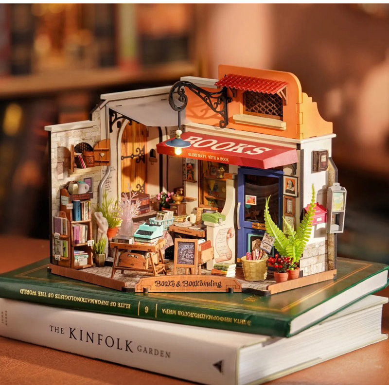 Rolife ของเล่น DIY MINIATURE HOUSE โมเดลประกอบเอง ร้านหนังสือ Rolife English version DG164 [พร้อมส่ง]