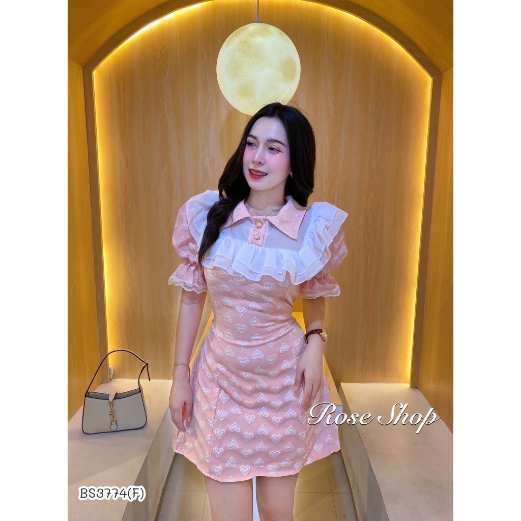 3774  มินิเดรสผ้าลักชู คอปก แต่งระบายสุด CUTE ดีเทลน่ารักมากๆ  ทรงสวยเป๊ะ พร้อมส่ง   ขนาด :: รอบอก 32-36 รอบเอว 25-30 สะ