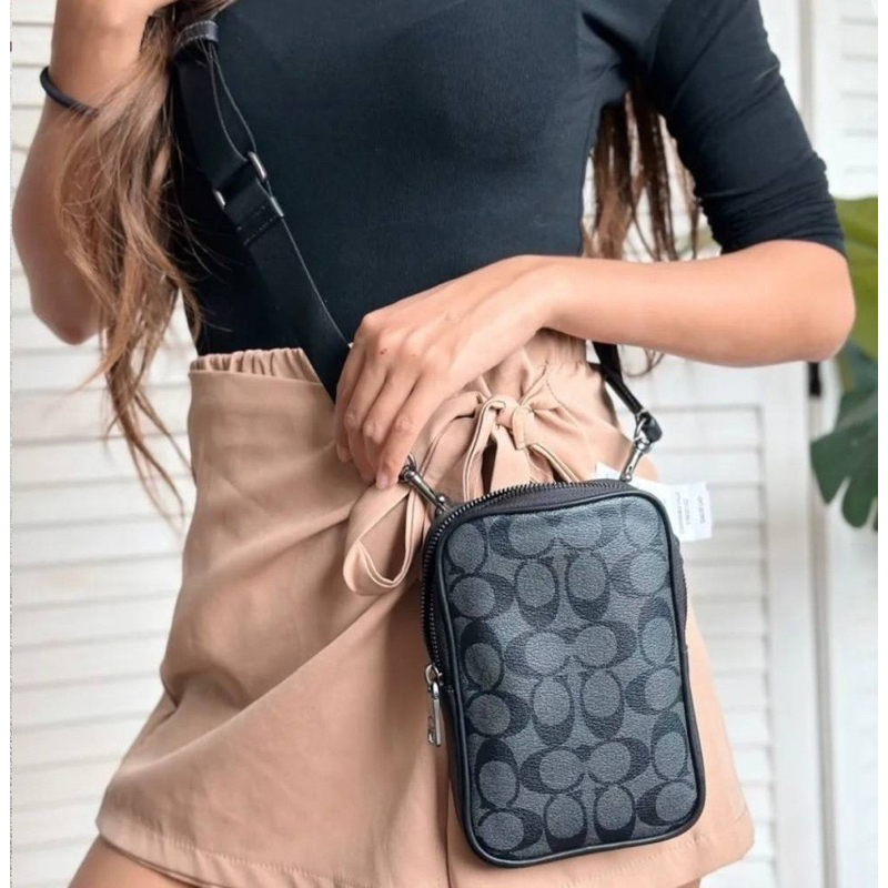 สะพายชาย CO912 ADEN CROSSBODY IN SIGNATURE CANVAS CW364