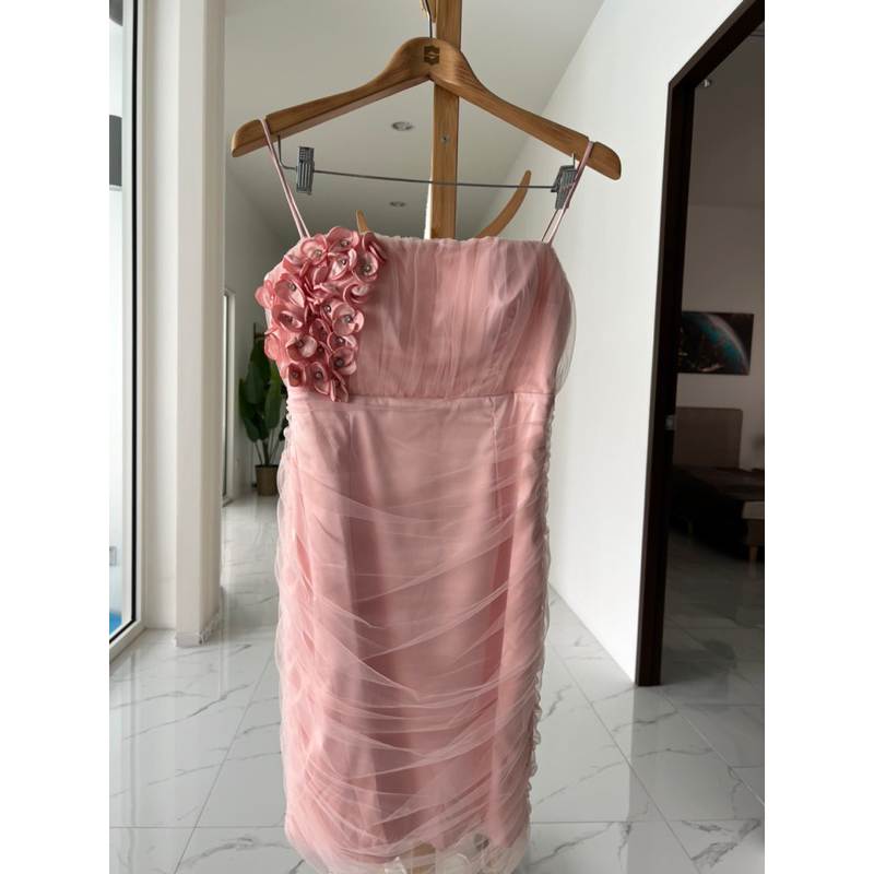 เดรสสวย งานป้าย Linda ตกแต่งดอกไม้ช่วงอก สีชมพูโอรส ผ่าหลังเล็กน้อย ใส่ออกงาน ดินเนอร์