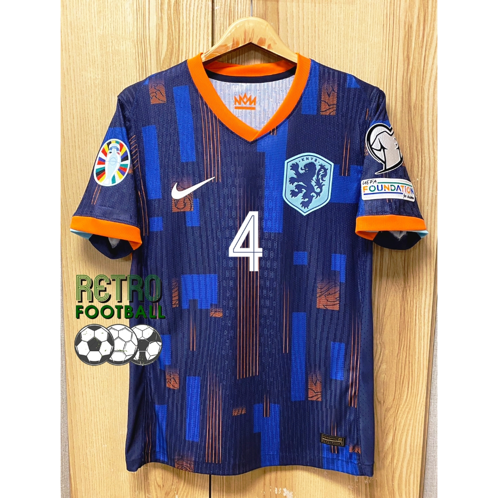 เสื้อฟุตบอลทีมชาติ เนเธอแลนด์ Away เยือน ยูโร 2024 [PLAYER] เกรดนักเตะ สีกรม พร้อมชื่อเบอร์นักเตะในทีมครบทุกคน+อาร์มยูโร