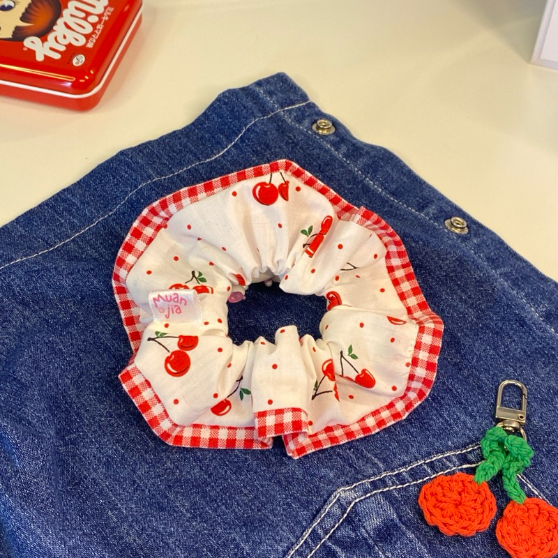 cherry bomb scrunchies | ยางมัดผม ยางรัดผม ลายเชอร์รี่ ยีนส์ |muanjia.studio - รูปที่ 5
