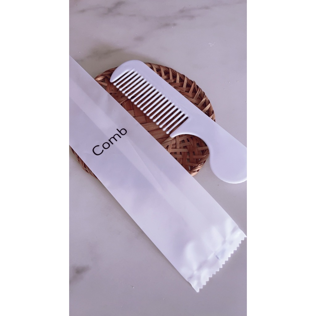 ชุดของใช้ในห้องน้ำโรงแรม หวีโรงแรม หวีพกพา ซองอีโค่สีขาวกันน้ำได้  แพคละ 50 ชิ้น