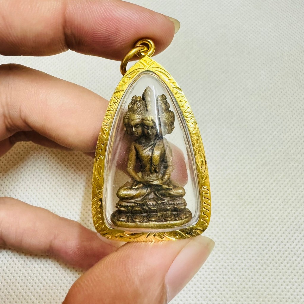 พระเศรษฐีนวโกฏิ ' วัดศาลาลอย จ.นครราชสีมา จี้พระเลี่ยมกรอบอย่างดี