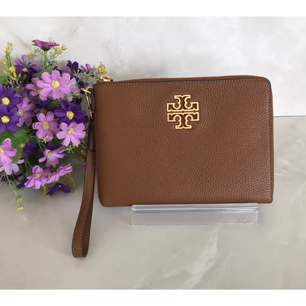 🤎 TORY BURCH 143256 BRITTEN LARGE ZIP POUCH 🤎 ทอรี่กระเป๋าสตางค์คล้องมือน้ำตาล