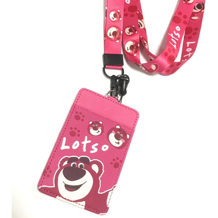 LTS SB  ที่ใส่บัตร  พร้อมสายคล้องคอ ลาย ล๊อตโซ่ หมีสตรอว์เบอร์รี  งานดี สวยงาม สำหรับ บัตร 6x8 cm (b