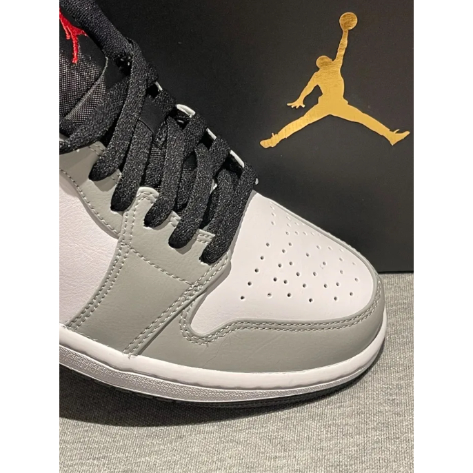 Nike Air Jordan 1 Low Light Smoke Grey รองเท้าผ้าใบ