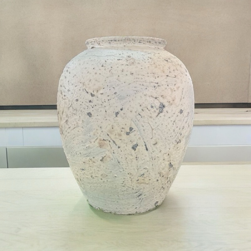Vase แจกันดินเผาทรงไหอ้วนเรียบ สีขาวเก่า ขนาด 23 x 29 cm.