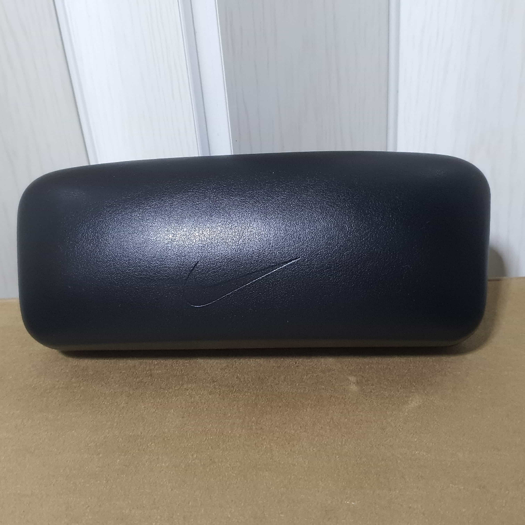 กล่องแว่น เคส Nike Sunglasses Glasses Case Black Clamshell Lined Just Do It⚠️สินค้ามือสอง⚠️รบกวนอ่าน