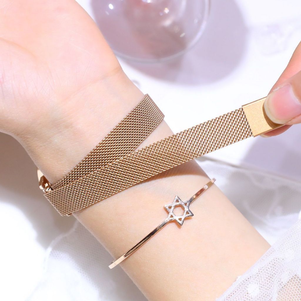 [จัดส่งในกทม] ใหม่ แฟชั่นเกาหลี กุหลาบทอง กลม นาฬิกาคู่ ข้อมือผู้หญิง สายนาฬิกาโลหะ เรียบง่าย เครื่องประดับแฟชั่น Unisex